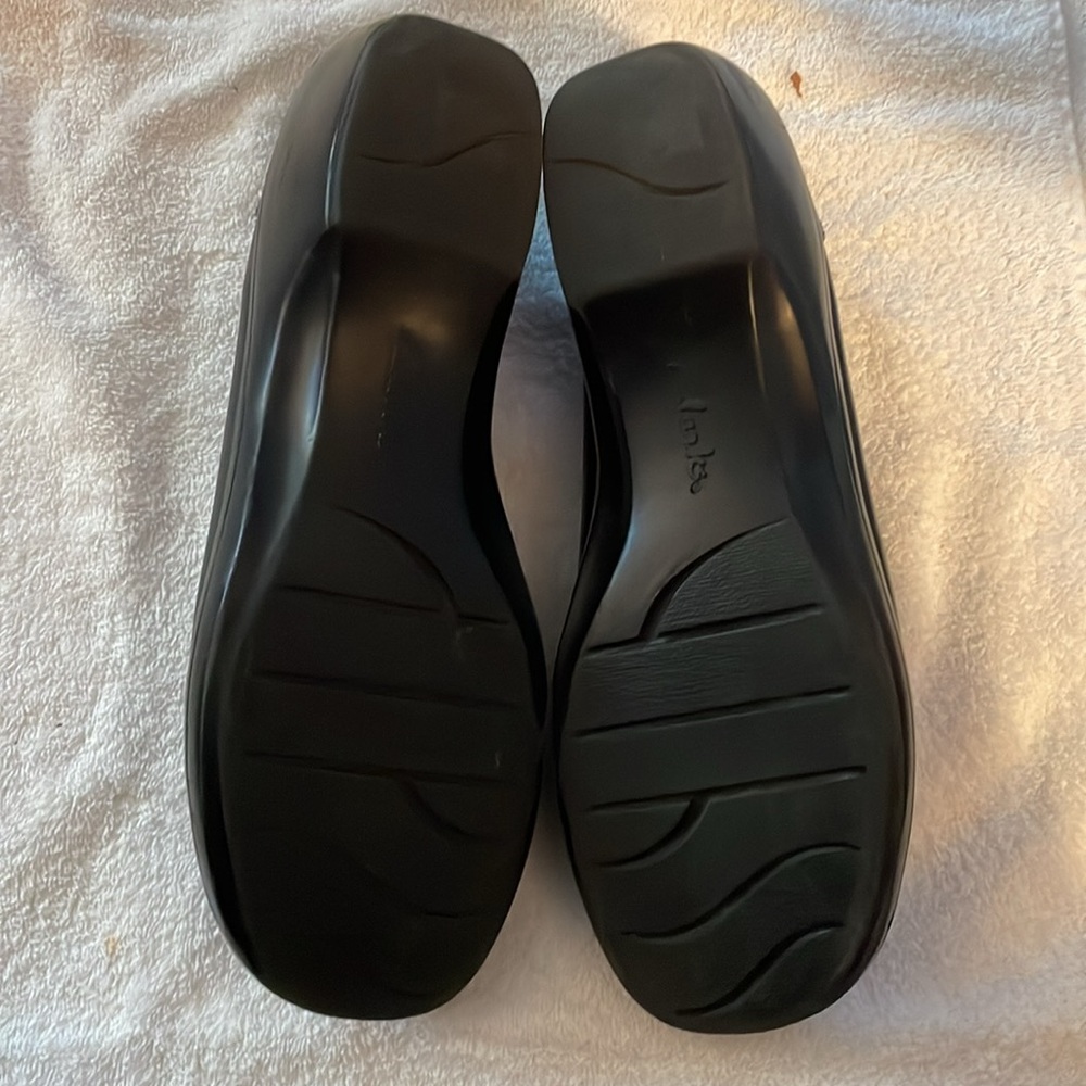 Shoes - Picture 2 of 7